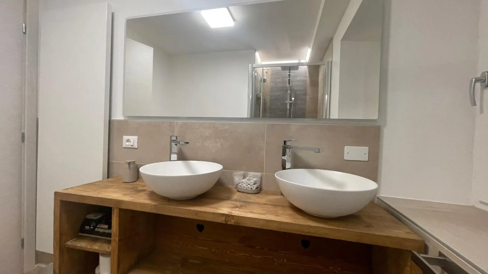 Snowlake Suite & Apartment Alleghe Italia